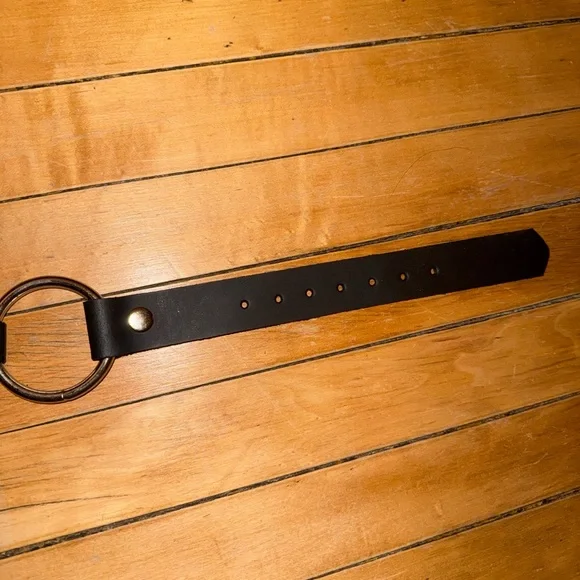 Black Leather Ring Link Belt with Silver Hardware - Picture 3 of 4